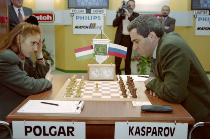 a-sakk-kiralynoje-kritika-a-hetedik-sor-kozepe